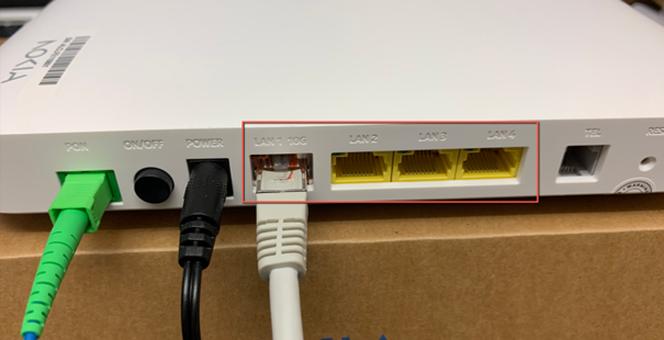 Baksidan av en bostadsswitch med sladdar i satta vissa uttag