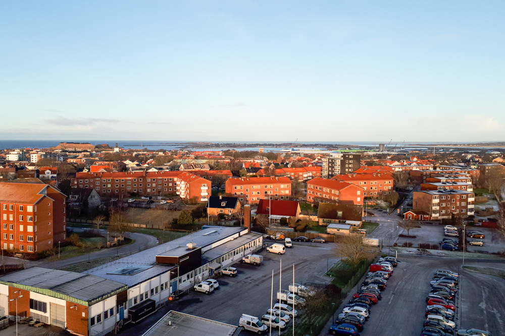 utsikt över en stad med hyreshus och klarblå himmel