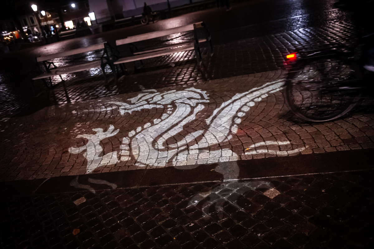 belysning på torgets gatustenar i form av en drake