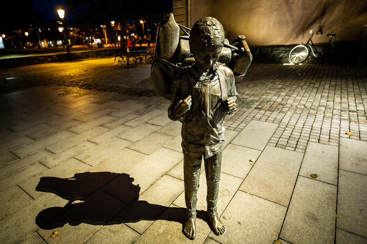 staty i Brunnsparken i kvällsljus