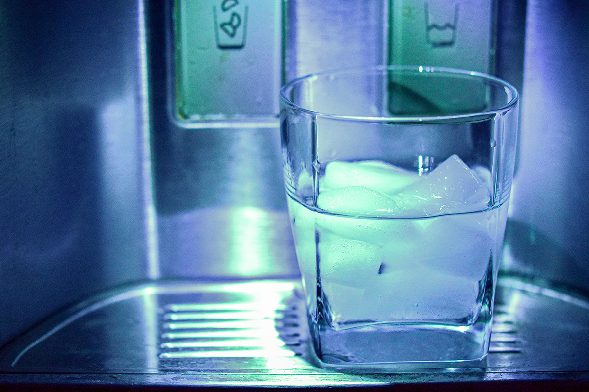 vattenglas med is står i en ismaskin