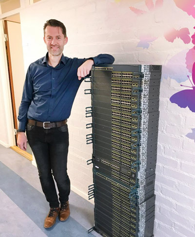 Mattias Svahn poserar bredvid en stapel av utbytta switchar