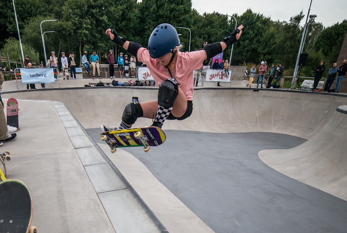 Närbild på flicka som åker skateboard i en skatebordanläggning