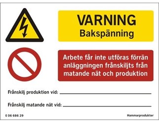 Skylt med text Varning Bakspänning på gulbakgrund och ARbete får inte utföras förrän anläggningen frånskiljts från matande när och produktion på röd bakgrund.