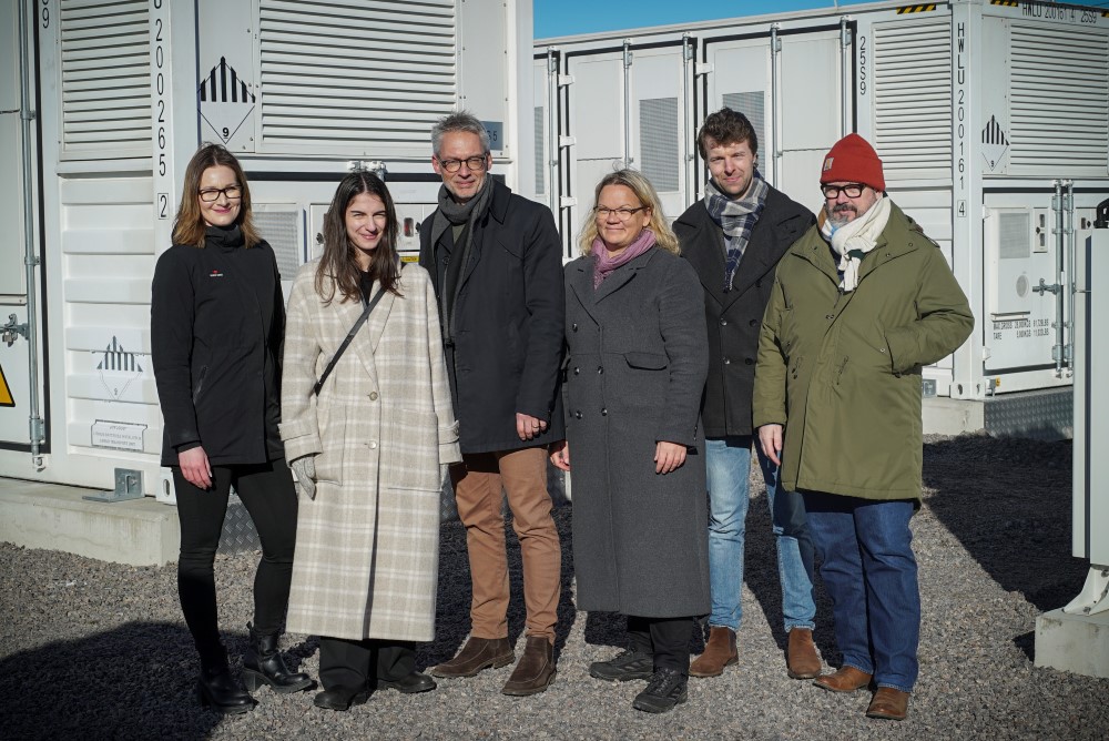 En grupp människor i en batteripark