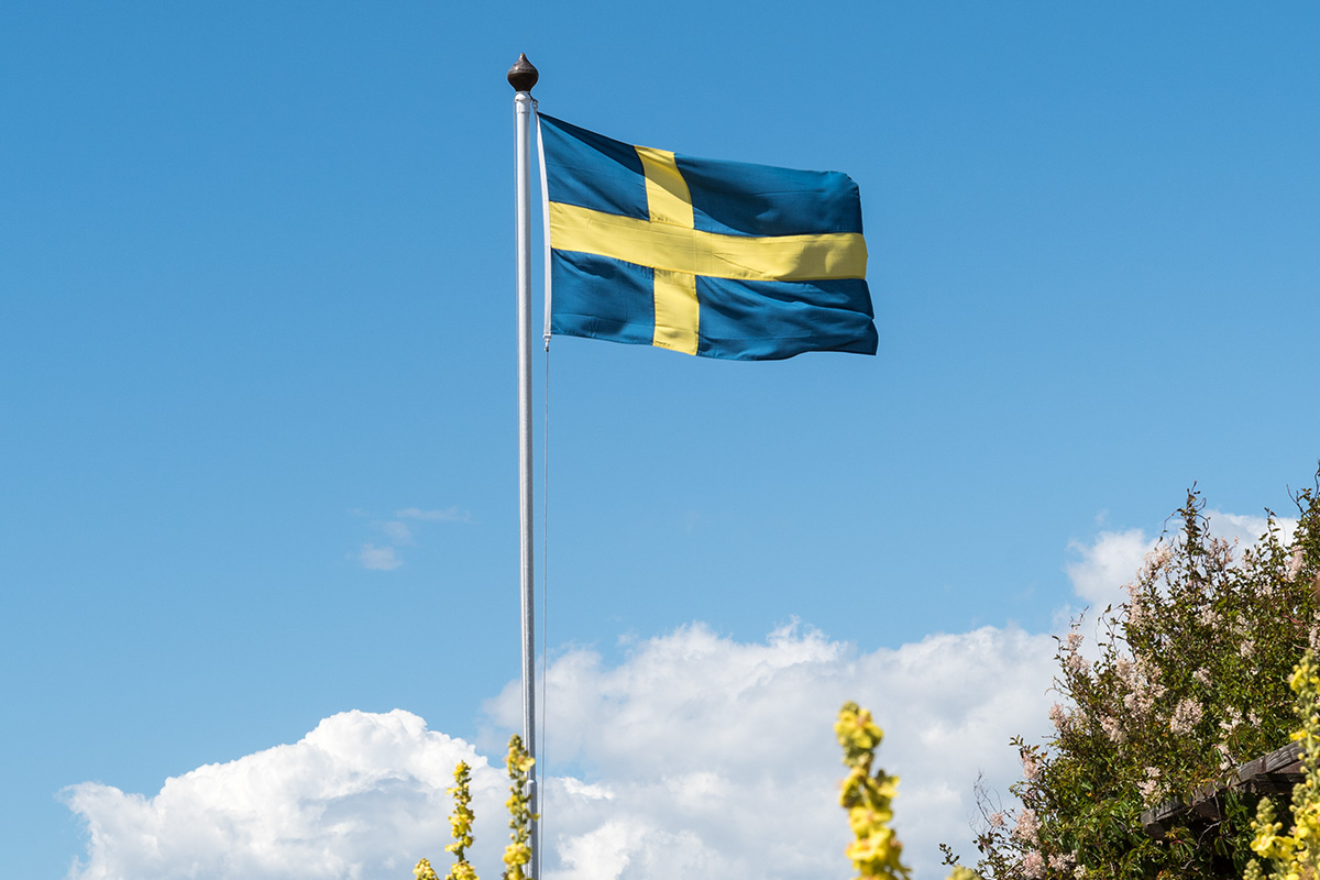 svenska flaggan och blå himmel
