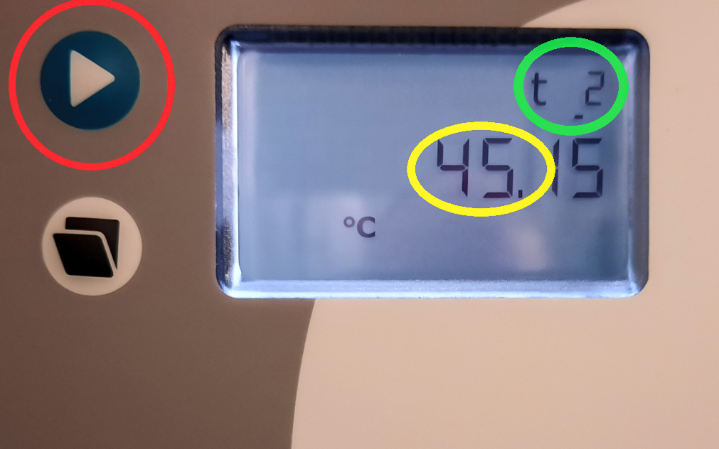 grå display med returtemperatur 45 grader inringad